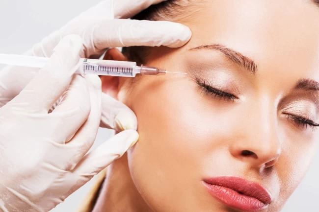 عکس تزریق بوتاکس به صورت یک خانم